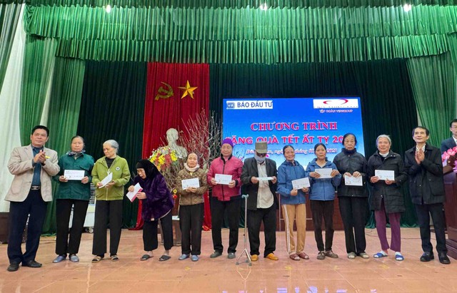 Ông Bùi Đức Hải, Phó tổng biên tập thường trực Báo Đầu tư cùng ông Tống Hồng Phong, Chủ tịch UBND xã Đông Quan trao quà cho các hộ gia đình. Ông Bùi Đức Hải, Phó tổng biên tập thường trực Báo Đầu tư cùng ông Tống Hồng Phong, Chủ tịch UBND xã Đông Quan trao quà cho các hộ gia đình.