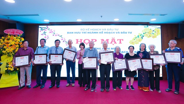 Thứ trưởng Bộ Kế hoạch và Đầu tư Nguyễn Thị Bích Ngọc mừng thọ cho các cán bộ hưu trí ngành Kế hoạch và Đầu tư.