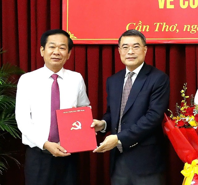 Trưởng Ban tổ chức Trung ương Lê Minh Hưng trao quyết định của Bộ Chính trị điều động, chỉ định ông Đỗ Thanh Bình, Ủy viên Trung ương Đảng, Bí thư Tỉnh ủy Kiên Giang tham gia Ban Chấp hành, Ban Thường vụ, giữ chức Bí thư Thành ủy Cần Thơ nhiệm kỳ 2020 - 2025. Ảnh: Trung Phạm Trưởng Ban tổ chức Trung ương Lê Minh Hưng trao quyết định của Bộ Chính trị điều động, chỉ định ông Đỗ Thanh Bình, Ủy viên Trung ương Đảng, Bí thư Tỉnh ủy Kiên Giang tham gia Ban Chấp hành, Ban Thường vụ, giữ chức Bí thư Thành ủy Cần Thơ nhiệm kỳ 2020 - 2025. Ảnh: Trung Phạm