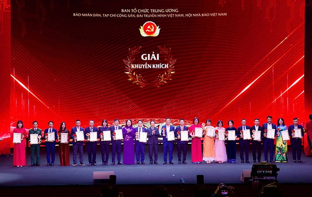 Các tác giả đoạt giải Khuyến khích tại Lễ công bố và trao Giải Báo chí Toàn quốc về Xây dựng Đảng (Giải Búa Liềm vàng) lần thứ IX - năm 2024. Ảnh: Chí Cường