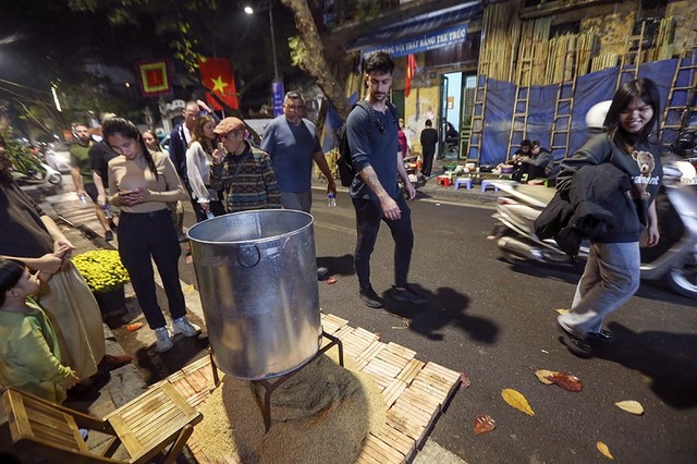 Khách du lịch luôn trầm trồ bởi nét văn hoá rất riêng biệt trên những con phố cổ và nồi bánh một năm chỉ xuất hiện một lần