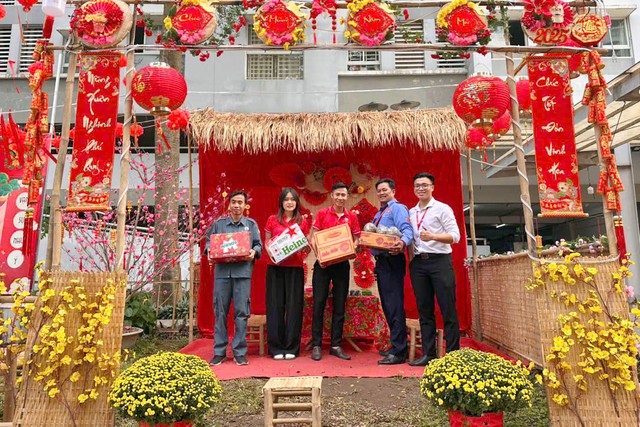 Đại diện Công ty Sài Gòn Thăng Long Group tặng quà cho người lao động trước kỳ nghỉ Tết.