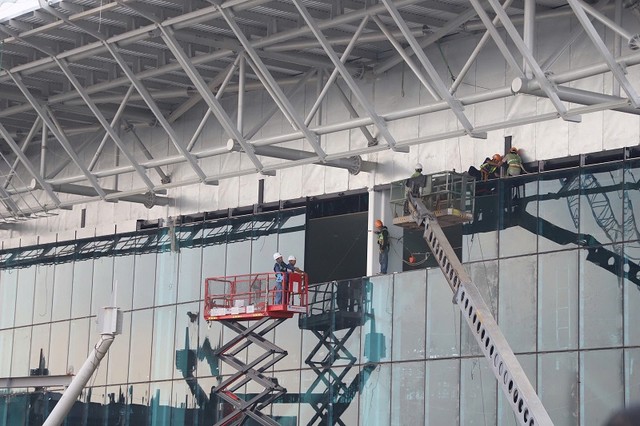 Những ngày giáp Tết, công nhân vẫn miệt mài hoàn thiện các hạng mục bên ngoài nhà ga T3, Sân bay Tân Sơn Nhất