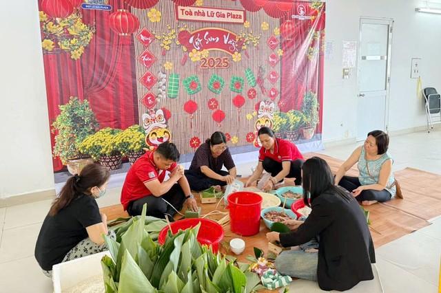 Đại diện Ban quản lý và Ban quản trị, cư dân chung cư Lữ Gia Plaza tổ chức gói bánh chưng đón Tết.