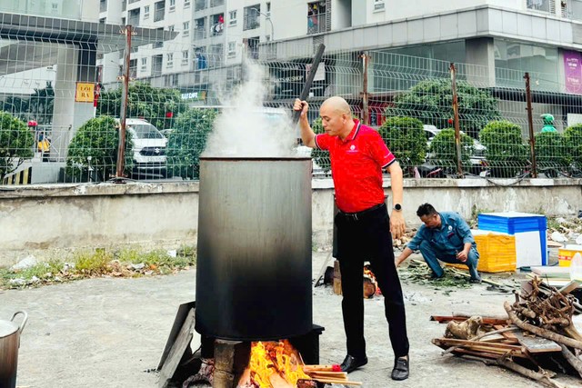 Ông Nguyễn Thế Lợi – Chủ tịch HĐQT kiêm Tổng giám đốc Sài Gòn Thăng Long Group tham gia hoạt động chuẩn bị đón Tết cùng người lao động.