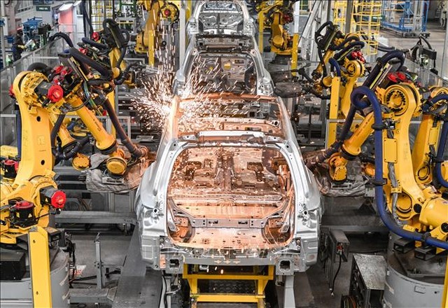 Ô tô điện được sản xuất tại nhà máy ở tỉnh Giang Tô, Trung Quốc. Ảnh: THX/TTXVN Ô tô điện được sản xuất tại nhà máy ở tỉnh Giang Tô, Trung Quốc. Ảnh: THX/TTXVN