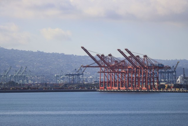 Quang cảnh cảng hàng hóa Long Beach, California, Mỹ. Ảnh: THX/TTXVN Quang cảnh cảng hàng hóa Long Beach, California, Mỹ. Ảnh: THX/TTXVN