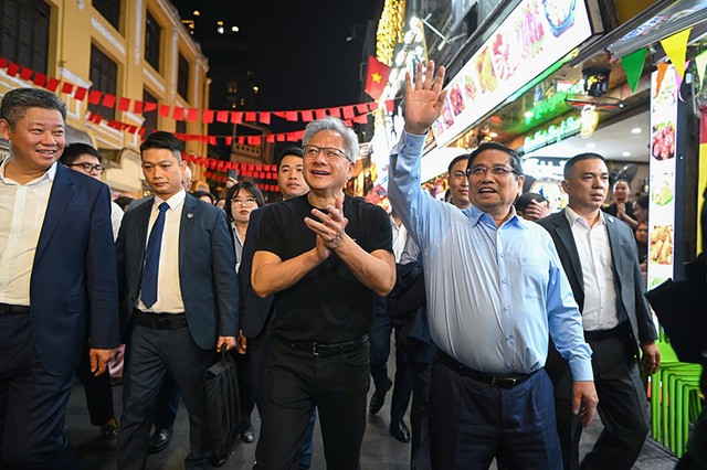 Thủ tướng Chính phủ Phạm Minh Chính cùng ông Jensen Huang, Chủ tịch NVIDIA đi dạo phố cổ và trải nghiệm ẩm thực tại Hà Nội.