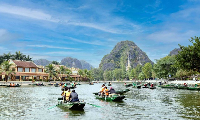 Những vị khách đầu tiên của Khu du lịch Tam Cốc - Bích Động trong ngày mùng 1 Tết Ất Tỵ. Ảnh: Minh Đường