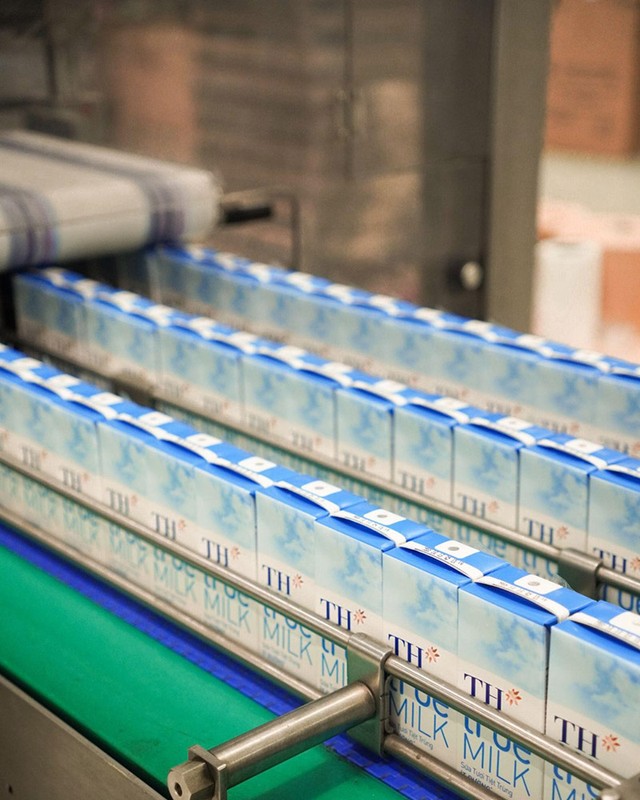 Từ nguồn sữa tươi nguyên liệu dồi dào, các nhà máy chế biến sữa tươi của Tập đoàn TH đã cán mốc chế biến hơn 1 triệu lít sữa thành phẩm/ngày trong thời gian cao điểm
