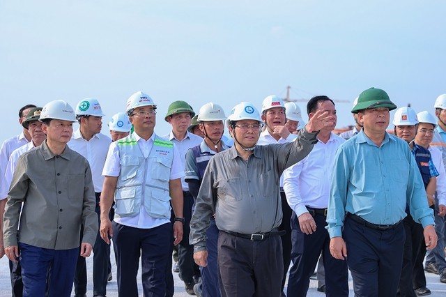 Thủ tướng Phạm Minh Chính kiểm tra tiến độ thi công cầu Nhơn Trạch thuộc Dự án đường Vành đai 3, TP.HCM - Ảnh: VGP