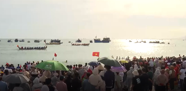 Lễ hội đua thuyền Rồng năm 2025 tại huyện Thuận Nam thu hút đông đảo người dân và du khách. Nguồn: NTV.