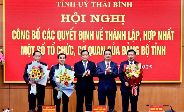 Bí thư Tỉnh ủy và Chủ tịch UBND tỉnh Thái Bình trao Quyết định thành lập, chỉ định Ban Thường vụ, Bí thư, Phó bí thư Đảng ủy các cơ quan Đảng tỉnh Thái Bình nhiệm kỳ 2020-2025.