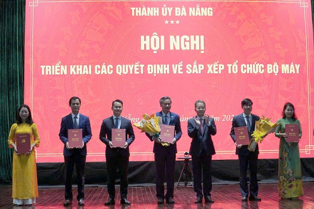 Thành phố Đà Nẵng cũng hợp nhất Ban Tuyên giáo và Ban Dân vận. Thành phố Đà Nẵng cũng hợp nhất Ban Tuyên giáo và Ban Dân vận.