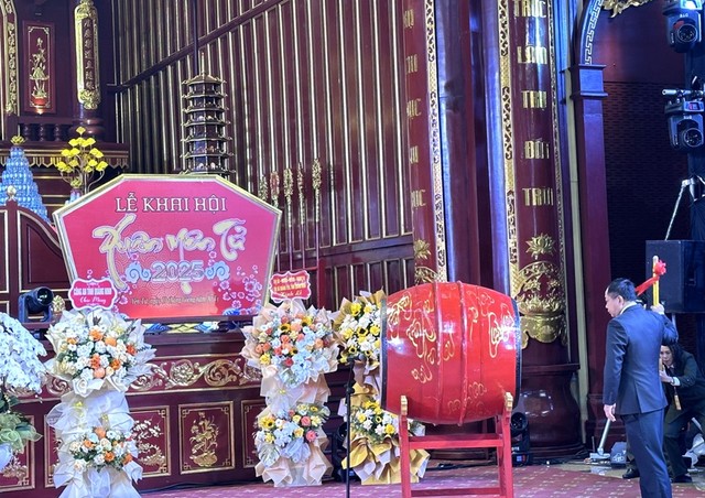 Ông Mai Vũ Tuấn, Bí thư Thành ủy Uông Bí gióng trống khai hội.