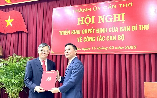 Ông Đỗ Trọng Hưng, Phó trưởng Ban Tổ chức Trung ương (bên phải) trao quyết định cho ông Trương Cảnh Tuyên