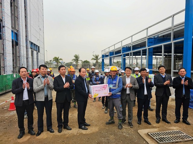 Lãnh đạo TP. Hải Phòng tặng quà công nhân trên công trường xây dựng Nhà máy sản xuất vật liệu phân hủy sinh học công nghệ cao ECOVANCE