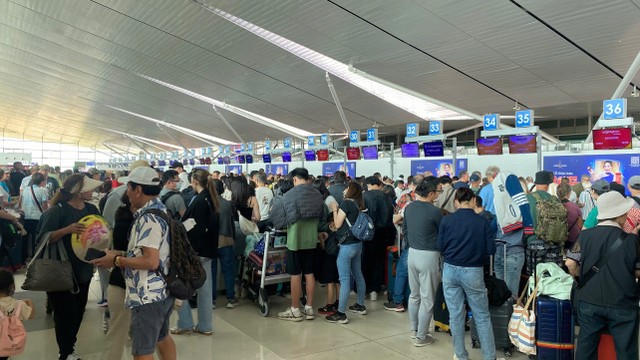 Cảng hàng không quốc tế Phú Quốc trong dịp Tết Nguyên đán ghi nhận tình trạng quá tải khách làm thủ tục. Cảng hàng không quốc tế Phú Quốc trong dịp Tết Nguyên đán ghi nhận tình trạng quá tải khách làm thủ tục.