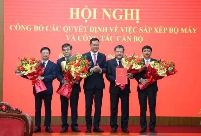 Bí thư Tỉnh ủy Quảng Bình Lê Ngọc Quang (giữa ảnh) trao quyết định và tặng hoa Đảng bộ UBND tỉnh. Ảnh: Bảo Thiên