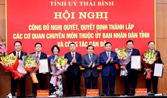 Thường trực Tỉnh ủy Thái Bình trao quyết định, tặng hoa chúc mừng các cán bộ được bổ nhiệm, phân công giữ chức vụ giám đốc các sở vừa thành lập. Thường trực Tỉnh ủy Thái Bình trao quyết định, tặng hoa chúc mừng các cán bộ được bổ nhiệm, phân công giữ chức vụ giám đốc các sở vừa thành lập.