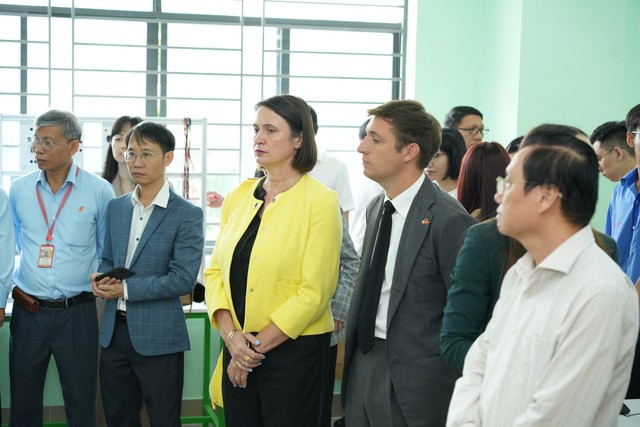 Bà Emmanuelle PAVILLON-GROSSER - Tổng Lãnh sự Pháp TP.HCM (áo vàng) tham quan CoE