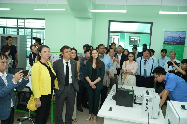 Đoàn đại biểu tham quan CoE