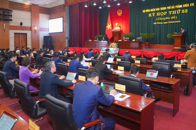 Các đại biểu biểu quyết thông qua các nghị quyết kỳ họp