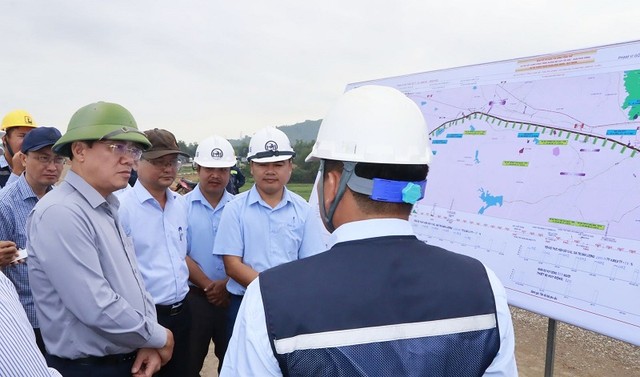 Lãnh đạo tỉnh Bình Định trong lần kiểm tra tiến độ thi công Dự án Cao tốc Bắc - Nam phía Đông, đoạn qua địa bàn tỉnh. Ảnh: Thùy Trang.