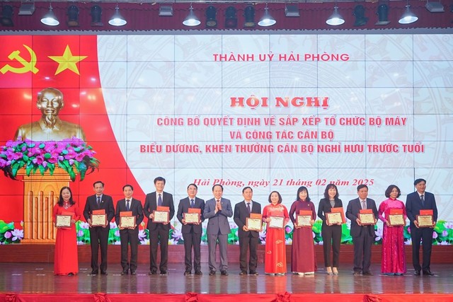 Bí thư Thành ủy Lê Tiến Châu trao Quyết định nghỉ hưu trước tuổi và trao biểu trưng tri ân cho các cá nhân Bí thư Thành ủy Lê Tiến Châu trao Quyết định nghỉ hưu trước tuổi và trao biểu trưng tri ân cho các cá nhân