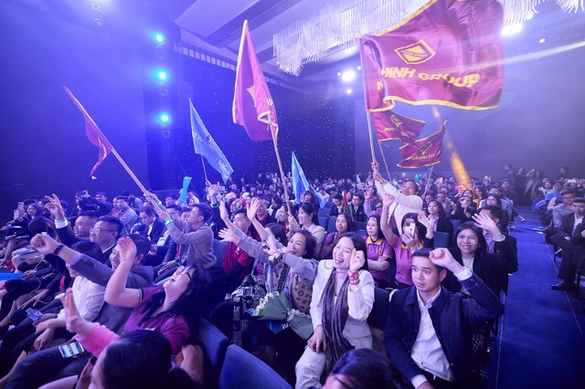 Chuyên viên kinh doanh phấn khích tại sự kiện