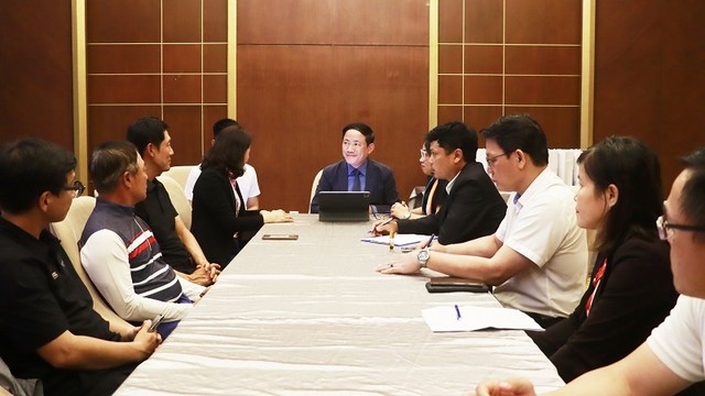 Ông Phạm Anh Tuấn, Chủ tịch UBND tỉnh Bình Định làm việc với đoàn chuyên gia huấn luyện golf Hàn Quốc.