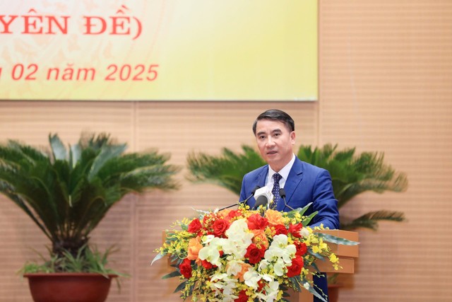 Giám đốc Sở Tài chính Hà Nội Nguyễn Xuân Lưu trình bày tờ trình tại Kỳ họp.