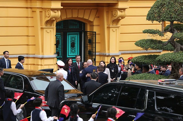 Trong không khí chân tình, nồng ấm, Thủ tướng Phạm Minh Chính vui mừng đón Thủ tướng New Zealand Christopher Luxon.