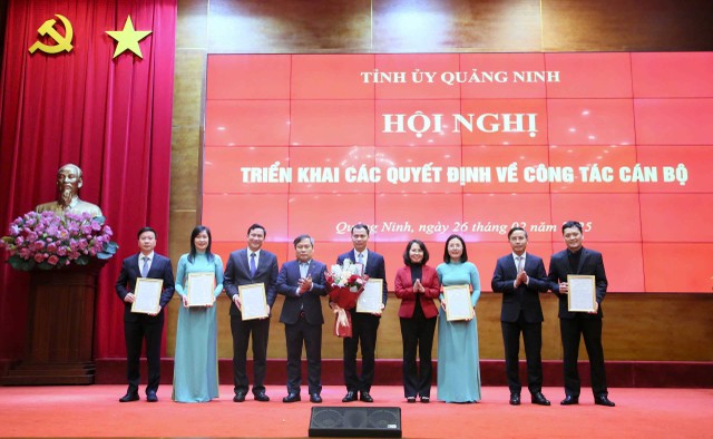 Thường trực Tỉnh ủy Quảng Ninh trao quyết định thành lập Sở Tài chính. Ảnh: Quảng Ninh Portal