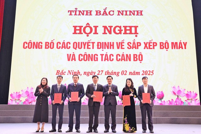 Ông Nguyễn Trung Hiền, Giám đốc Sở Khoa học và Công nghệ Bắc Ninh (đứng giữa) và một số lãnh đạo sở, ngành nhận Quyết định bổ nhiệm. Ông Nguyễn Trung Hiền, Giám đốc Sở Khoa học và Công nghệ Bắc Ninh (đứng giữa) và một số lãnh đạo sở, ngành nhận Quyết định bổ nhiệm.