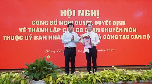 Bí thư Tỉnh ủy Đồng Tháp Lê Quốc Phong trao Quyết định của Thủ tướng Chính phủ giao quyền Chủ tịch UBND tỉnh Đồng Tháp nhiệm kỳ 2021 - 2026 đối với ông Trần Trí Quang