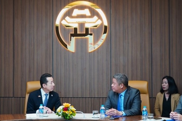 Phó chủ tịch UBND Thành phố Hà Nội Nguyễn Mạnh Quyền tiếp Chủ tịch Hội đồng tỉnh Fukuoka Kohara Katsuji. Ảnh: Việt Anh Phó chủ tịch UBND Thành phố Hà Nội Nguyễn Mạnh Quyền tiếp Chủ tịch Hội đồng tỉnh Fukuoka Kohara Katsuji. Ảnh: Việt Anh