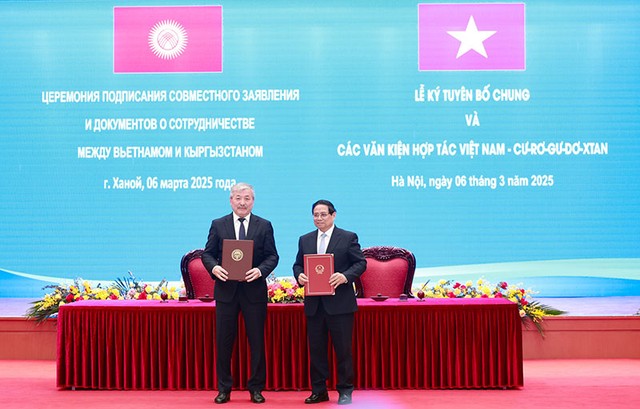 Hai nhà lãnh đạo đã ký Tuyên bố chung về kết quả chuyến thăm chính thức Việt Nam của Thủ tướng Kyrgzystan Adylbek Kasymaliev. Ảnh: Đức Thanh