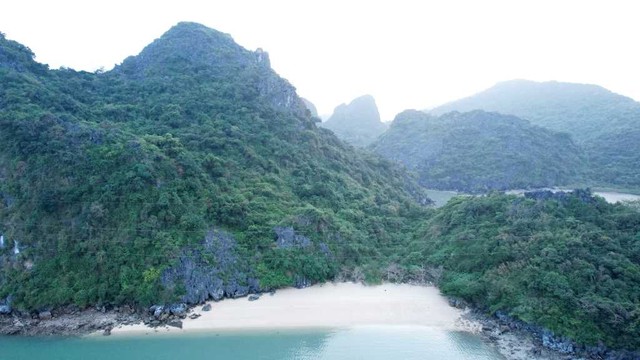 Bãi cát ven các đảo đá trên vịnh Bái Tử Long. Ảnh: Quảng Ninh Portal