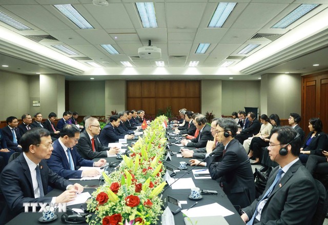 Tổng Bí thư Tô Lâm và Thủ tướng Cộng hòa Singapore, Tổng Thư ký Đảng Hành động nhân dân Singapore (PAP) Lawrence Wong hội đàm. Ảnh: TTXVN