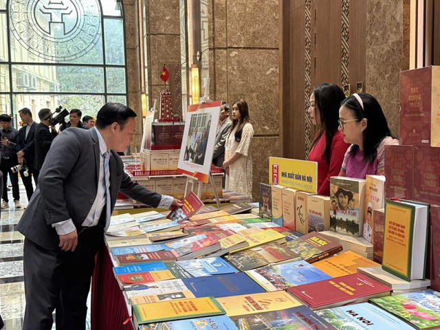 Nhân dịp này, Thành ủy Hà Nội tổ chức không gian trưng bày sách và triển lãm ảnh với chủ đề kỷ niệm 95 năm Ngày thành lập Đảng bộ Thành phố Hà Nội. Nhân dịp này, Thành ủy Hà Nội tổ chức không gian trưng bày sách và triển lãm ảnh với chủ đề kỷ niệm 95 năm Ngày thành lập Đảng bộ Thành phố Hà Nội.