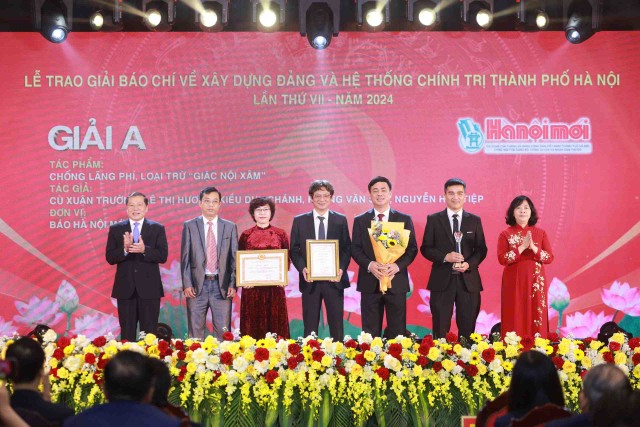 Bí thư Thành ủy Hà Nội Bùi Thị Minh Hoài và Phó trưởng Ban Thường trực Ban Tuyên giáo Trung ương Lại Xuân Môn trao thưởng cho các tác giả có tác phẩm đoạt giải A. Bí thư Thành ủy Hà Nội Bùi Thị Minh Hoài và Phó trưởng Ban Thường trực Ban Tuyên giáo Trung ương Lại Xuân Môn trao thưởng cho các tác giả có tác phẩm đoạt giải A.
