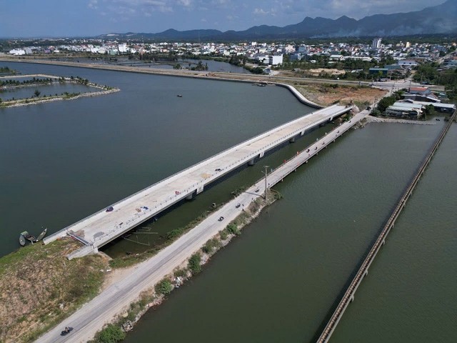 Cầu Tam Giang xây xong nhưng chưa có đường dẫn. Cầu Tam Giang xây xong nhưng chưa có đường dẫn.