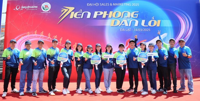 Đội ngũ Imexpharm tại buổi lễ trao tặng 500 cây xanh cho Thành đoàn TP Đà Lạt. Ảnh: Imexpharm