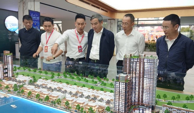 Chủ tịch thành phố Đà Nẵng, ông Lê Trung Chinh thăm, kiểm tra thi công tại các dự án bất động sản dọc sông Hàn.