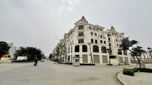 Dù giá bán đắt đỏ là vậy nhưng giá thuê cả căn nhà diện tích 100 m2, 5 tầng, chỉ dừng ở mức 26 triệu đồng/tháng. Nếu chỉ thuê riêng tầng 1, mức giá sẽ là 12 - 13 triệu đồng/tháng. Theo quan sát của phóng viên, phân khu này hiện vẫn khá vắng vẻ, lượng người chuyển đến sinh sống chưa nhiều.