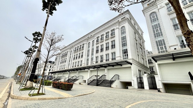 Những căn nhà liền kề tại một dự án ở phường Tây Tựu, quận Bắc Từ Liêm được chủ đầu tư mở bán với giá khoảng 360 triệu đồng/m2. Nhiều căn được bàn giao từ năm 2023, nhưng hiện vẫn trong tình trạng “cửa đóng, then cài”.