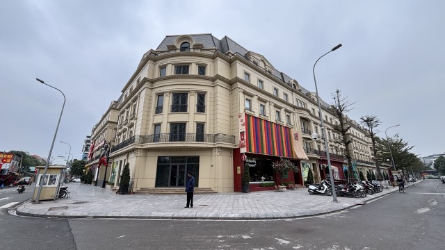 Những căn shophouse trong một khu đô thị tại xã Tân Triều, huyện Thanh Trì. Dù vẫn còn một số căn bỏ trống nhưng nhìn chung hoạt động kinh doanh tại đây tương đối nhộn nhịp.