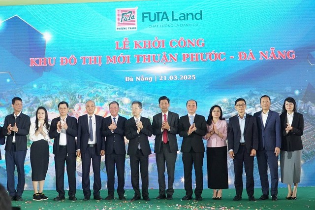 Các đại biểu chụp ảnh lưu niệm tại lễ khởi công dự án.