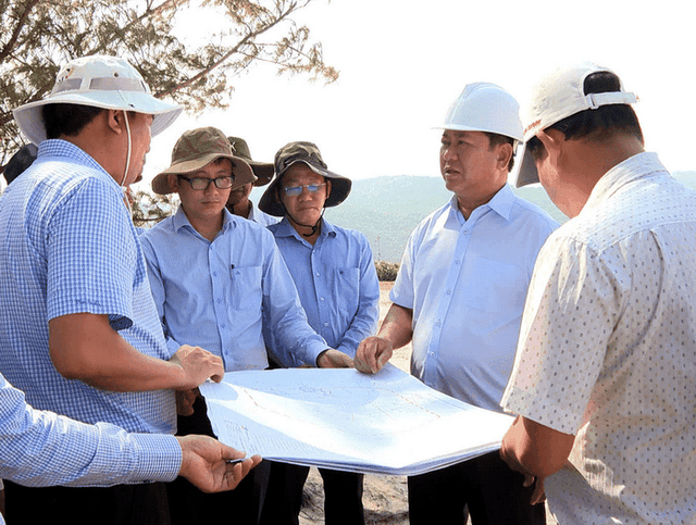 Ông Trần Quốc Nam, Chủ tịch UBND tỉnh Ninh Thuận (thứ 2 từ phải sang) khảo sát vị trí dự kiến xây dựng nhà máy điện hạt nhân Ninh Thuận 2. Ảnh: Đức Nam. Ông Trần Quốc Nam, Chủ tịch UBND tỉnh Ninh Thuận (thứ 2 từ phải sang) khảo sát vị trí dự kiến xây dựng nhà máy điện hạt nhân Ninh Thuận 2. Ảnh: Đức Nam.